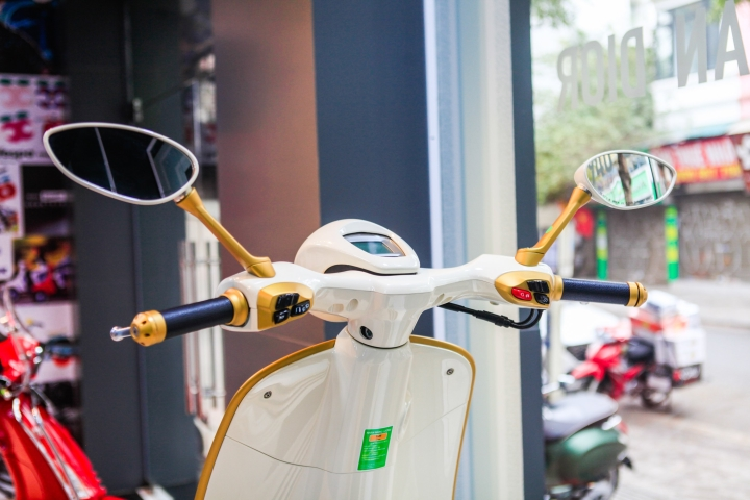 Đại lý chính hãng đang bắt đầu giao xe Vespa 946 Christian Dior theo thứ tự đặt mua nhưng cũng có không ít khách chia sẻ bất ngờ bị hủy cọc với lý do không có giao xe dù vài ngày trước mới nhận được yêu cầu chuyển tiền thanh toán đợt 1 mua xe Vespa 946 Christian Dior với giá trị lên đến 320 triệu đồng.