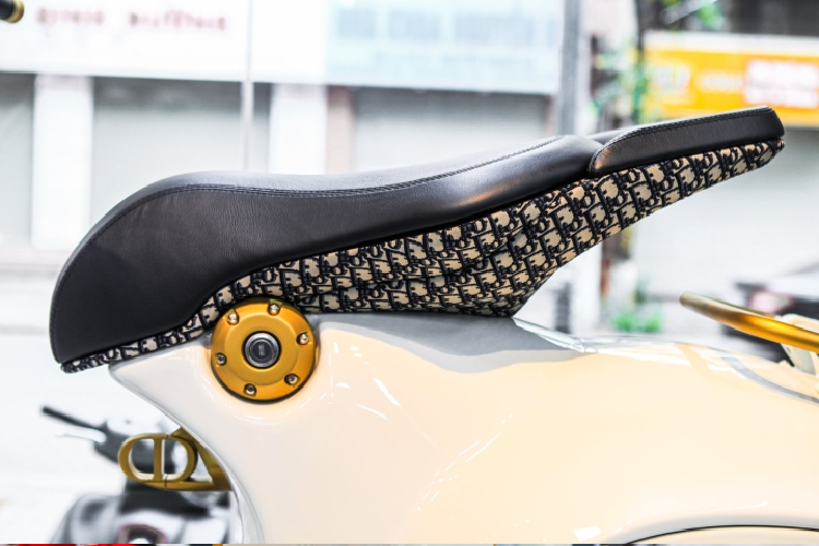 Ngoài ra, còn có vài người bán xe Vespa 946 tại Sài thành cũng chia sẻ quá trình tậu xe Vespa 946 Christian Dior và nhanh chóng bán cho khách hàng của mình, trong đó, 1 nữ đại gia kinh doanh kim cương còn chốt thêm 1 chiếc xe Vespa 946 khác bên cạnh việc mua xe Vespa 946 Christian Dior.