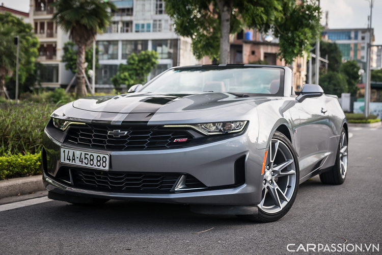 Đây là chiếc Chevrolet Camaro Convertible đời 2019 phiên bản facelift duy nhất đang lăn bánh tại Việt Nam. Xe thuộc phiên bản 1LT RS đi kèm với lớp sơn xám lông chuột đẹp mắt. Thế hệ Camaro mới nhất gây ấn tượng với mặt ca-lăng phía trước được thay đổi hoàn toàn dạng hình cây cung thay cho chi tiết có phần hơi vuông vức trước đó.