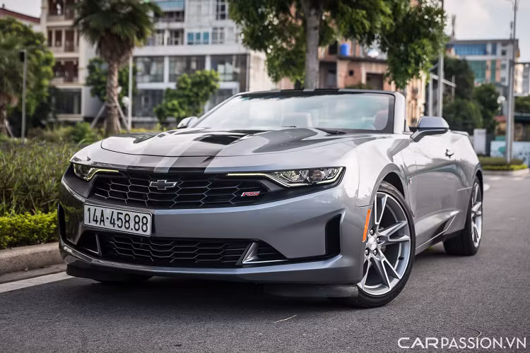 Đây là chiếc Chevrolet Camaro Convertible đời 2019 phiên bản facelift duy nhất đang lăn bánh tại Việt Nam. Xe thuộc phiên bản 1LT RS đi kèm với lớp sơn xám lông chuột đẹp mắt. Thế hệ Camaro mới nhất gây ấn tượng với mặt ca-lăng phía trước được thay đổi hoàn toàn dạng hình cây cung thay cho chi tiết có phần hơi vuông vức trước đó.
