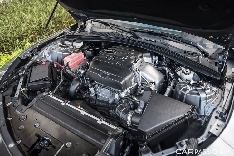 Vô-lăng được tích hợp các nút bấm linh hoạt và logo Camaro. Cụm đồng hồ dạng analog được bổ sung thêm một màn hình điện tử hiển thị những thông số vận hành cần thiết.