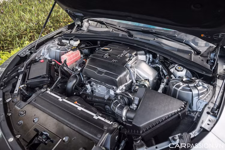 Vô-lăng được tích hợp các nút bấm linh hoạt và logo Camaro. Cụm đồng hồ dạng analog được bổ sung thêm một màn hình điện tử hiển thị những thông số vận hành cần thiết.