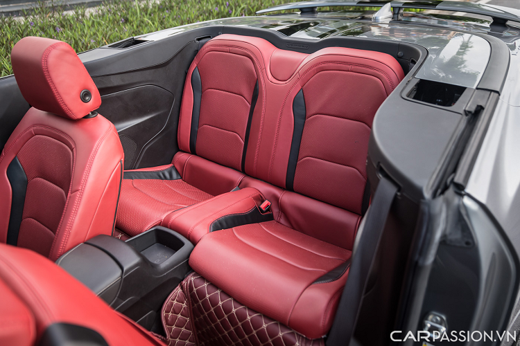 Xe sở hữu nút khởi động thông minh, cần số hiển thị điện tử, phanh tay điện tử, màn hình trung tâm cỡ vừa hiển thị màu sắc nét có khả năng tương thích Apple Carplay, Android Auto, kết nối Wifi, Camera lùi, ... Là phiên bản mui trần nên xe được bổ sung thêm nút đóng mở mui điện trên trần xe. Hệ thống loa trên xe được trang bị tới từ hang Bose.