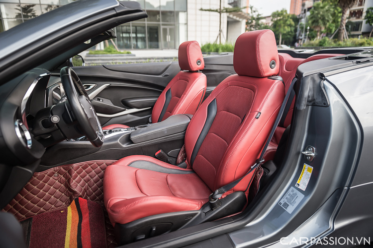 Đuôi xe có thiết kế đơn giản với logo Chevrolet sơn đen, logo RS đỏ nổi bật tương tự phần đầu xe cùng cụm ống xả thể thao XEX có âm thanh khỏe khoắn hơn đặt đối xứng hai bên. Cụm đèn sau có thiết kế 3D hiện đại hơn, tạo một vẻ ngoài thanh thoát cho một trong những mẫu xe cơ bắp lâu đời nhất nước Mỹ.