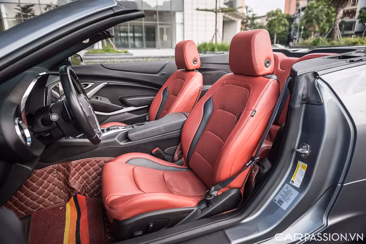 Đuôi xe có thiết kế đơn giản với logo Chevrolet sơn đen, logo RS đỏ nổi bật tương tự phần đầu xe cùng cụm ống xả thể thao XEX có âm thanh khỏe khoắn hơn đặt đối xứng hai bên. Cụm đèn sau có thiết kế 3D hiện đại hơn, tạo một vẻ ngoài thanh thoát cho một trong những mẫu xe cơ bắp lâu đời nhất nước Mỹ.