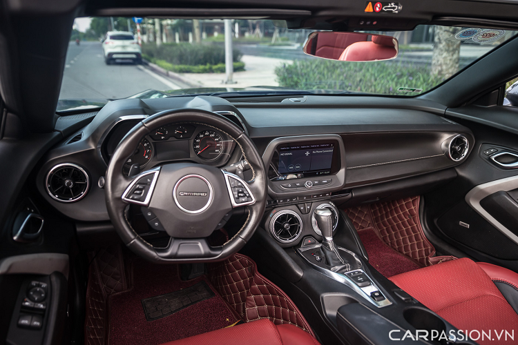 Sang đến phần thân xe, phiên bản mui trần sở hữu mui xe dạng nỉ, có thể đóng/mở điện trong vòng 16 giây thông qua một nút bấm. Cột A có logo Camaro đặc trưng quen thuộc, gương chiếu hậu sơn cùng màu ngoại thất. Bộ mâm trang bị trên xe là loại 5 chấu kép kích thước 20 inch sơn bạc.