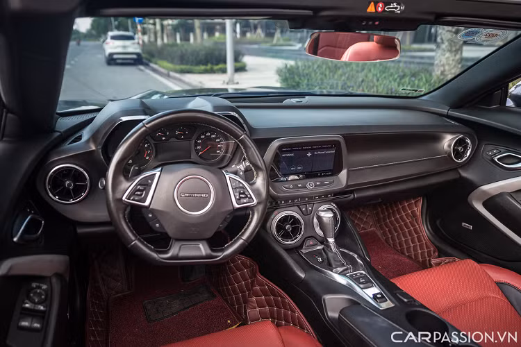 Sang đến phần thân xe, phiên bản mui trần sở hữu mui xe dạng nỉ, có thể đóng/mở điện trong vòng 16 giây thông qua một nút bấm. Cột A có logo Camaro đặc trưng quen thuộc, gương chiếu hậu sơn cùng màu ngoại thất. Bộ mâm trang bị trên xe là loại 5 chấu kép kích thước 20 inch sơn bạc.