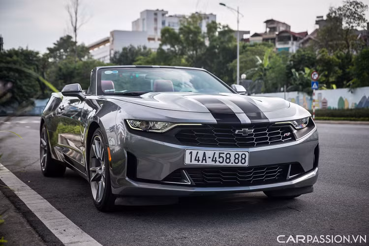 Sự thay đổi về mặt trang bị trên chiếc Camaro RS Convertible độc nhất Việt Nam cũng được Chevrolet chú trọng đến với cụm đèn chiếu sáng phía trước được tích hợp công nghệ LED. Các hốc gió và cản trước được thiết kế hài hòa nhưng không kém phần thể thao. Nắp ca-pô dày và được tạo hình uốn lượn đầy cơ bắp.