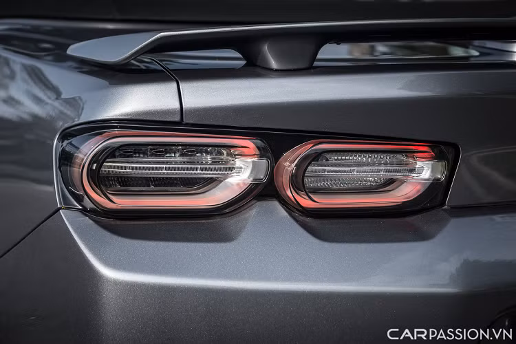 Chevrolet Camaro RS Convertible sử dụng động cơ I4 tăng áp có dung tích 2.0 lít, sản sinh công suất tối đa 275 mã lực. Với hộp số tự động 8 cấp, xe có khả năng tăng tốc từ 0 - 96 km/h trong 5,1 giây. Mức giá xe Chevrolet Camaro RS Convertible 2019 hiện được một đại lý tư nhân Hà Nội chào bán hơn 3 tỷ đồng.