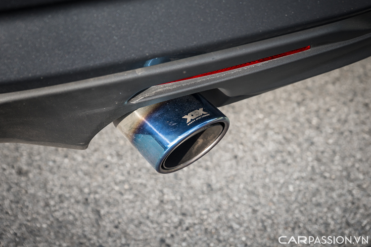 Chevrolet Camaro là mẫu xe thể thao 2+2. Điều này có nghĩa ngoài hai ghế hàng trước, chiếc xe có thêm hai ghế phụ nhỏ ở phía sau. Nguyên bản, phần ghế ngồi của xe bọc vải nỉ cao cấp nhưng đã được chủ xe bọc lại da màu đỏ.