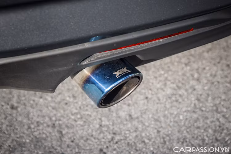 Chevrolet Camaro là mẫu xe thể thao 2+2. Điều này có nghĩa ngoài hai ghế hàng trước, chiếc xe có thêm hai ghế phụ nhỏ ở phía sau. Nguyên bản, phần ghế ngồi của xe bọc vải nỉ cao cấp nhưng đã được chủ xe bọc lại da màu đỏ.