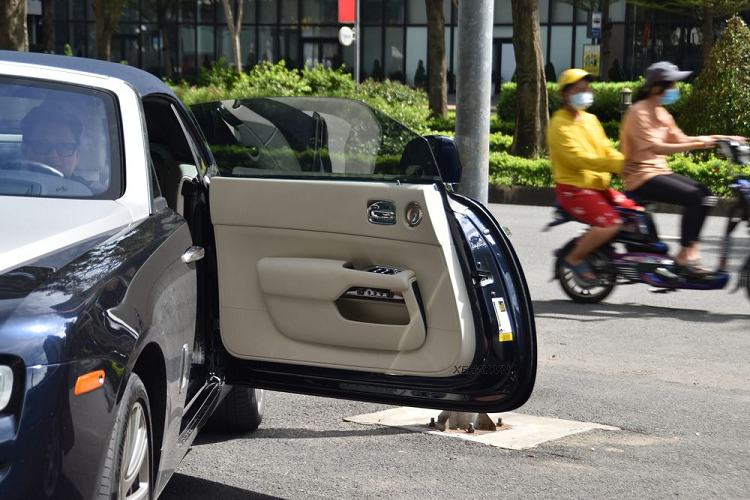 Điểm nhấn của xe là phần mui làm từ vải mềm được cấu thành từ 6 lớp khác nhau với kỹ thuật "French seam" (đường may Pháp). Điều đó đảm bảo sự cách âm tuyệt đối khi đóng mui. Mui xe tự động đóng mở chỉ trong 22 giây và quá trình này có thể thực hiện ngay cả khi xe di chuyển ở tốc độ 50 km/h.