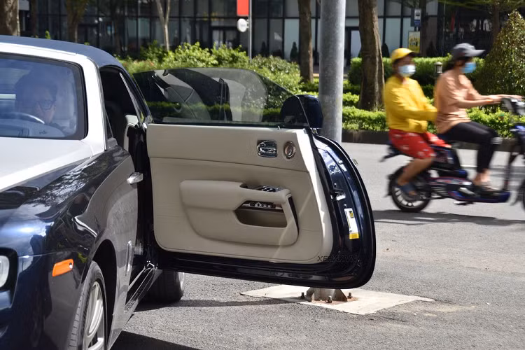 Điểm nhấn của xe là phần mui làm từ vải mềm được cấu thành từ 6 lớp khác nhau với kỹ thuật "French seam" (đường may Pháp). Điều đó đảm bảo sự cách âm tuyệt đối khi đóng mui. Mui xe tự động đóng mở chỉ trong 22 giây và quá trình này có thể thực hiện ngay cả khi xe di chuyển ở tốc độ 50 km/h.