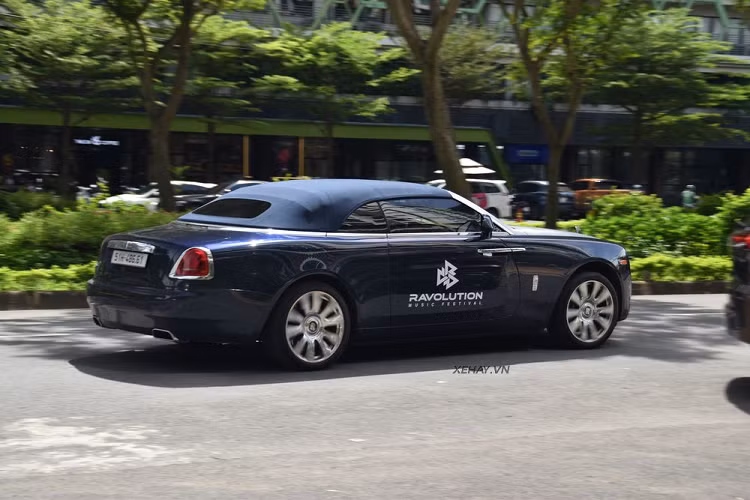 Chiếc Roll-Royce Dawn thứ hai tại Việt Nam có ngoại thất màu xanh đậm, kết hợp nắp capo màu trắng nổi bật. Xe có kích thước dài, rộng, cao lần lượt là 5.285 x 1.947 x 1.502 mm, chiều dài cơ sở 3.112 mm.