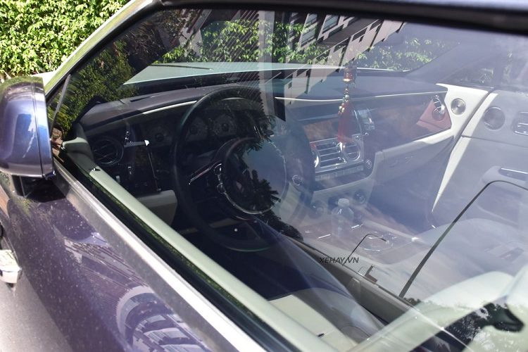 Giống như nhiều mẫu Rolls-Royce khác, Dawn cũng được trang bị cửa bản lề ngược. Những chi tiết như đèn pha, lưới tản nhiệt, đèn hậu tương tự như người anh em Wraith hay Ghost Series II. Mâm xe hợp kim 10 chấu sơn màu bạc.