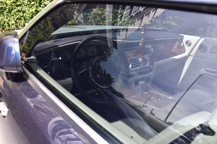 Giống như nhiều mẫu Rolls-Royce khác, Dawn cũng được trang bị cửa bản lề ngược. Những chi tiết như đèn pha, lưới tản nhiệt, đèn hậu tương tự như người anh em Wraith hay Ghost Series II. Mâm xe hợp kim 10 chấu sơn màu bạc.