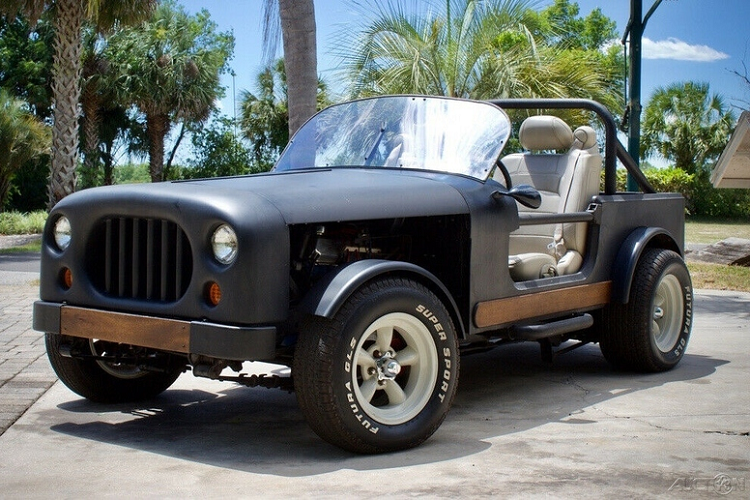 Màu sơn chủ đạo được áp dụng cho chiếc Jeep Wrangler độ mui trần này là màu đen mờ, đi kèm là một số chi tiết ốp gỗ lạ mắt ở phía trước và bên hông. Chiếc Jeep Wrangler 34 tuổi đời này còn được trang bị bộ mâm 5 chấu mới.