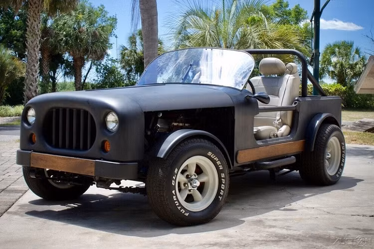 Màu sơn chủ đạo được áp dụng cho chiếc Jeep Wrangler độ mui trần này là màu đen mờ, đi kèm là một số chi tiết ốp gỗ lạ mắt ở phía trước và bên hông. Chiếc Jeep Wrangler 34 tuổi đời này còn được trang bị bộ mâm 5 chấu mới.