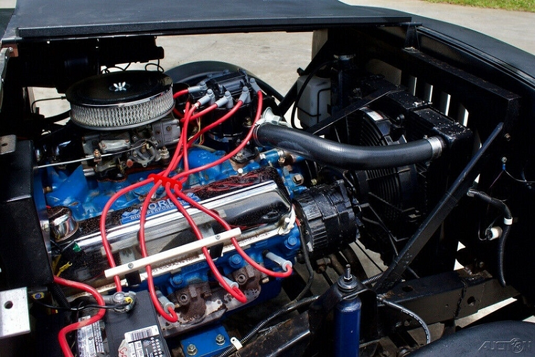 Thay đổi lớn hơn nằm ở dưới nắp ca-pô, động cơ nguyên bản của chiếc Wrangler 1988 đã được thay bằng cỗ máy hút khí tự nhiên Ford V8 7.5L, kết hợp hộp số tự động. Không rõ "trái tim" mới giúp Wrangler mạnh mẽ ra sao nhưng chắc chắn nó vượt trội hơn rất nhiều so với bản gốc.