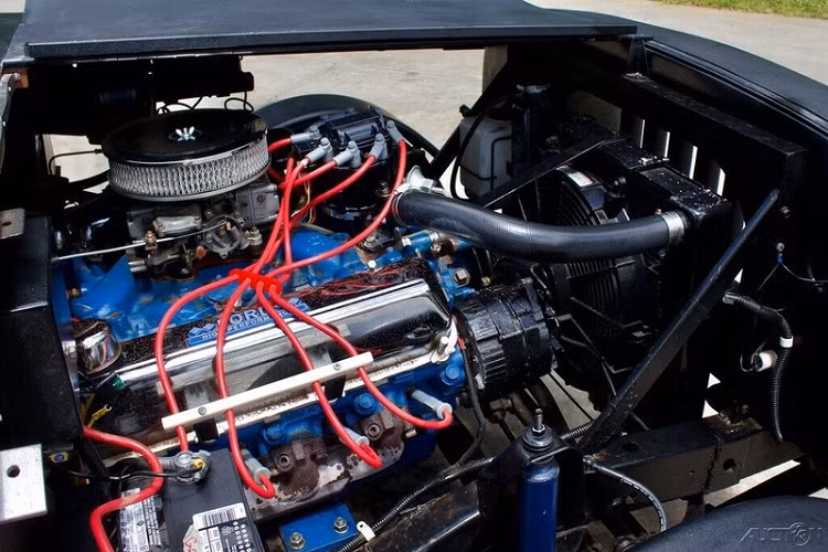 Thay đổi lớn hơn nằm ở dưới nắp ca-pô, động cơ nguyên bản của chiếc Wrangler 1988 đã được thay bằng cỗ máy hút khí tự nhiên Ford V8 7.5L, kết hợp hộp số tự động. Không rõ "trái tim" mới giúp Wrangler mạnh mẽ ra sao nhưng chắc chắn nó vượt trội hơn rất nhiều so với bản gốc.