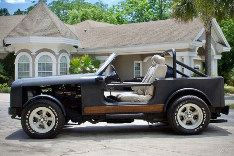 Phần mái xe được tháo bỏ hoàn toàn và thay vào đó là các thanh chống lật và kính chắn gió mới, kết hợp với phần mui dài tạo ra một cái nhìn rất thú vị.