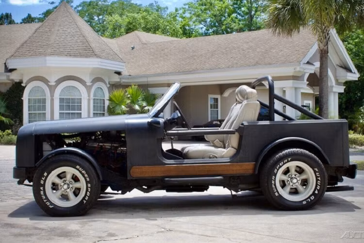 Phần mái xe được tháo bỏ hoàn toàn và thay vào đó là các thanh chống lật và kính chắn gió mới, kết hợp với phần mui dài tạo ra một cái nhìn rất thú vị.