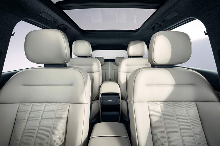 Tiếp đến là hệ thống âm thanh 23 loa với công suất 2.230W, đèn viền nội thất, hệ thống thông tin giải trí hỗ trợ công nghệ thực tế ảo, tính năng ra lệnh bằng giọng nói, có thể nhận ra 6 tông giọng, chế độ giao tiếp với trẻ em, ghế không trọng lực, chỉnh điện 22 hướng và ghế gập 1 chạm. Xe còn có chế độ chất/dỡ đồ, cho phép hạ thấp chiều cao gầm 50 mm xuống còn 730 mm.