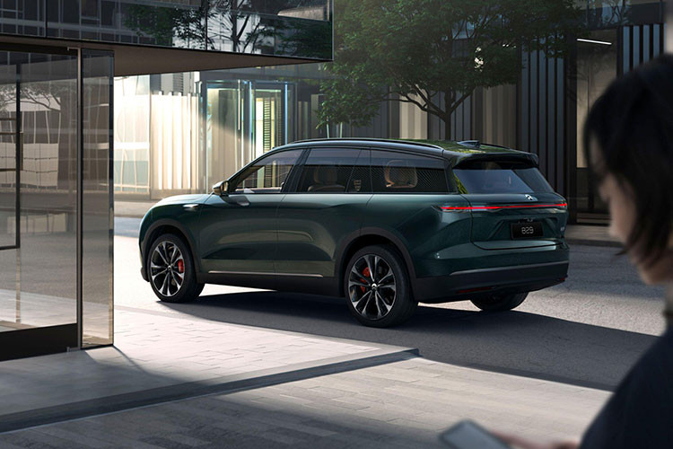 Tại thị trường Trung Quốc, mức giá xe Nio ES8 2023 cho 3 phiên bản là Tiêu chuẩn, Executive và Signature sẽ dao động từ 458.000 - 510.000 Nhân dân tệ (khoảng 1,55 - 2,03 tỷ đồng), nếu khách hàng chọn hình thức thuê pin.