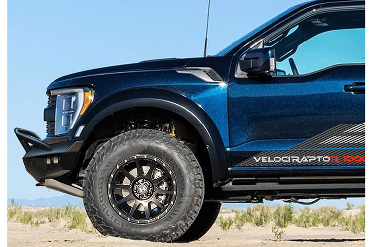 VelociRaptoR 1000 còn có thêm những cải tiến về diện mạo tổng thể bao gồm cản trước và sau mới, bổ sung thêm một thanh đèn LED phía trước, bộ mâm xe 20 inch bọc trong lốp địa hình 37 inch và nhiều huy hiệu.