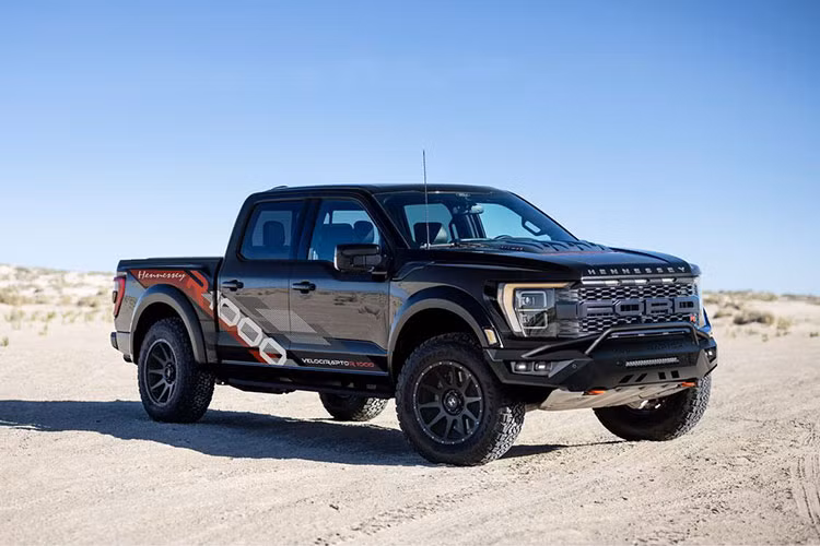 Hennessey không cung cấp chi tiết về giá xe Hennessey VelociRaptoR 1000 ở thời điểm hiện tại, chỉ biết rằng sản phẩm của hãng được áp dụng chế độ bảo hành hai năm hoặc 39.000 km, tùy điều kiện nào đến trước.