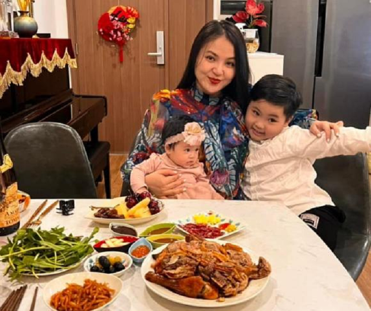 Vo Tu Dua tiet lo nhiem Covid-19 nang, mot minh cham soc hai con-Hinh-2