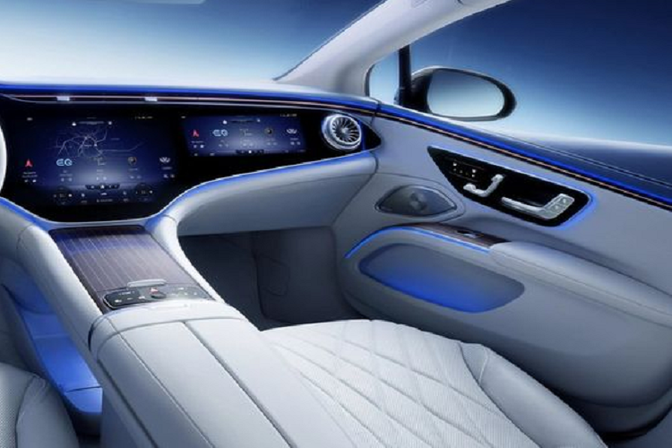 Phần cản trước có một chút khác biệt, với các lỗ thông hơi ở góc sử dụng các cạnh tròn phù hợp hơn với ngôn ngữ thiết kế hiện tại của hãng. Lỗ thông hơi trung tâm xuống thấp cũng có thể lớn hơn một chút, cho phép lưới tản nhiệt thu nhỏ lại so với bản concept.