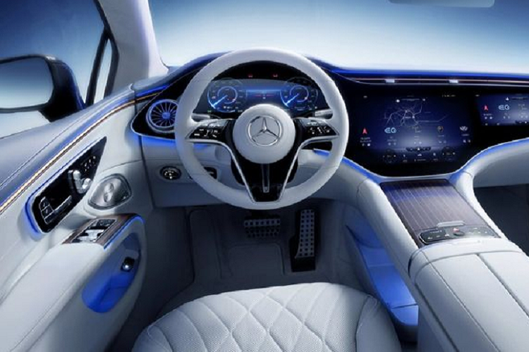 Về ngoại hình, Mercedes-Maybach EQS chạy điện phiên bản thương mại có thiết kế tương đối giống với bản concept được giới thiệu năm ngoái tại Munich Auto Show 2021. Ở phía trước, Maybach EQS có cụm lưới tản nhiệt “đậm chất Maybach” với các thanh chrome đặt dọc mặt ca lăng, phân biệt với Mercedes-Benz EQS .
