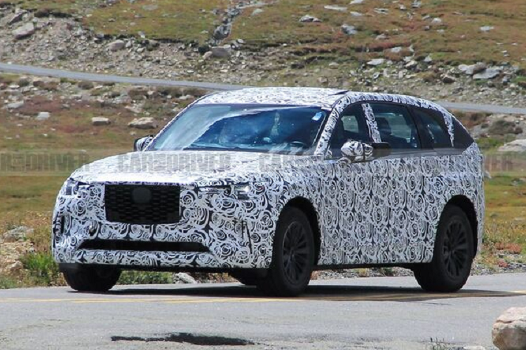 Ngoài ra, chiều dài tổng thể của chiếc xe này cũng dài hơn đáng kể so với ảnh công bố của mẫu Mazda CX-60 (không bán ra tại Mỹ) cũng có 2 hàng ghế tương tự mẫu xe CX-70.