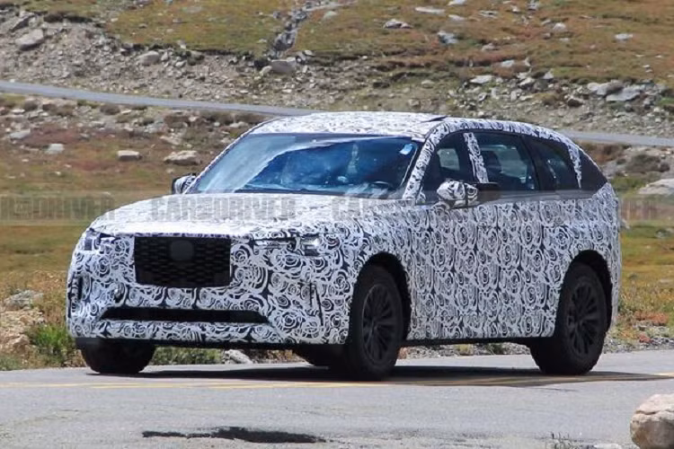 Ngoài ra, chiều dài tổng thể của chiếc xe này cũng dài hơn đáng kể so với ảnh công bố của mẫu Mazda CX-60 (không bán ra tại Mỹ) cũng có 2 hàng ghế tương tự mẫu xe CX-70.