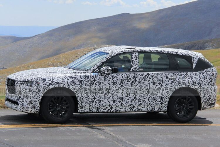 Có nhiều giả thiết cho rằng đây có thể là phiên bản Mazda CX-70 với 2 hàng ghế. Tuy nhiên những tay săn ảnh xác nhận chiếc xe đang chạy thử nghiệm có đến 3 hàng ghế.