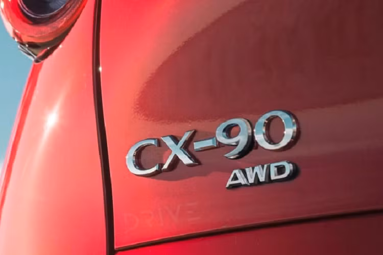 Rất có thể, Mazda CX-90 2023 sẽ có thêm một lựa chọn plug-in hybrid khi ra mắt tại Mỹ. Điều này thể hiện ngay trên chiếc xe thử nghiệm vừa qua, khi có đến 2 cổng nạp nhiên liệu. 