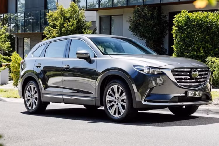 Đây sẽ là mẫu xe 3 hàng ghế mới nhất của hãng xe Nhật Bản khi có cấu hình động cơ đặt dọc, 6 xi lanh và có tùy chọn Plug-in Hybrid. Động thái này cho thấy ngày ra mắt Mazda CX-90 2023 mới cũng đang đến rất gần. Mẫu xe này sẽ thay thế Mazda CX-9 ở thời điểm hiện tại, cạnh tranh với các đối thủ trong phân khúc SUV 3 hàng ghế.