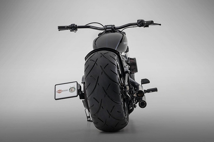 Mức giá xe Harley-Davidson Breakaway từ Bundnerbike là 55.000 CHF (khoảng 1,34 tỷ đồng), đắt ngang một chiếc Porsche 718 Cayman hay xe cơ bắp thể thao Chevrolet Corvette Stingray ở thị trường Mỹ.