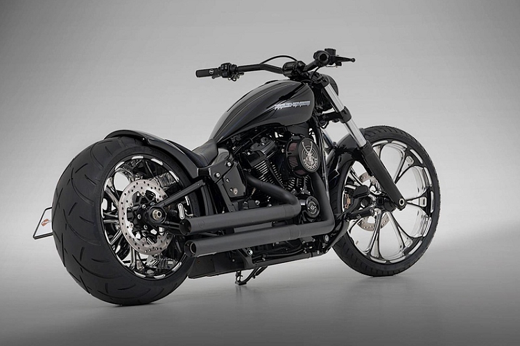 Được mô tả như một chiếc "chopper cơ bắp và hiện đại", Harley-Davidson độ Breakaway gây ấn tượng với cặp bánh xe tùy chỉnh, kích thước 23 inch ở phía trước và 18 inch ở phía sau, xe có hệ thống treo khí nén để thay đổi tư thế tùy theo nhu cầu.
