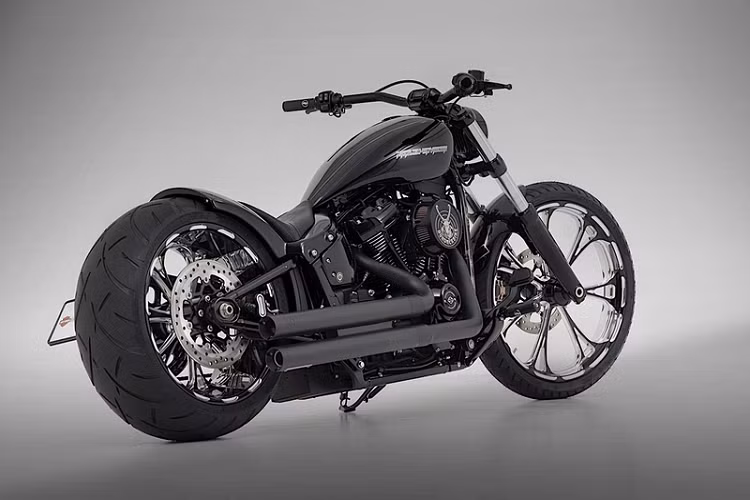 Được mô tả như một chiếc "chopper cơ bắp và hiện đại", Harley-Davidson độ Breakaway gây ấn tượng với cặp bánh xe tùy chỉnh, kích thước 23 inch ở phía trước và 18 inch ở phía sau, xe có hệ thống treo khí nén để thay đổi tư thế tùy theo nhu cầu.