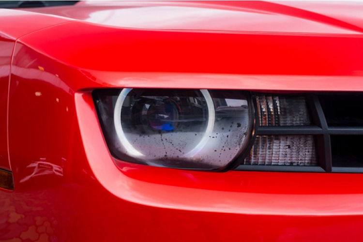 Mẫu xe thể thao Chevrolet Camaro hai cửa này sở hữu kích thước dài x rộng x cao lần lượt là 4.840 x 1.920 x 1.380 (mm), chiều dài trục cơ sở đạt 2.852 mm. Phần đầu xe sở hữu thiết kế vuông vức mạnh mẽ với đèn pha bi-xenon đi cùng hệ thống LED ban ngày hình tròn.