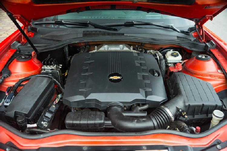 Chevrolet Camaro sử dụng khối động cơ V6, dung tích 3.6L, sản sinh công suất 312 mã lực và mô-men xoắn cực đại 377Nm, kết hợp cùng hộp số tự động 6 cấp. Xe cũng sở hữu những trang bị an toàn cơ bản như chống bó cứng phanh ABS, cân bằng điện tử ESP, kiểm soát độ bám đường,…