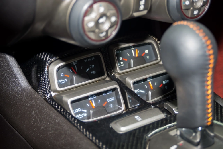 Ngoài ra, xe còn sở hữ ghế lái chỉnh điện 6 hướng Điều hòa vẫn là loại chỉnh tay, một vùng. Hệ thống giải trí có 9 loa Boston Acoustics nối với đầu CD/MP3 và đầu cắm USB. Kết nối bluetooth...