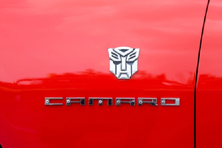 Lưới tản nhiệt hình vuông cỡ lớn. Logo xe Chevrolet cơ bắp nguyên bản đã được thay bằng loại hình thoi có tên của chiếc xe. Hệ thống đèn sương mù dạng halogen. Nắp ca-pô của chiếc xe sở hữu đường gân dập nổi tăng tính khỏe khoắn.