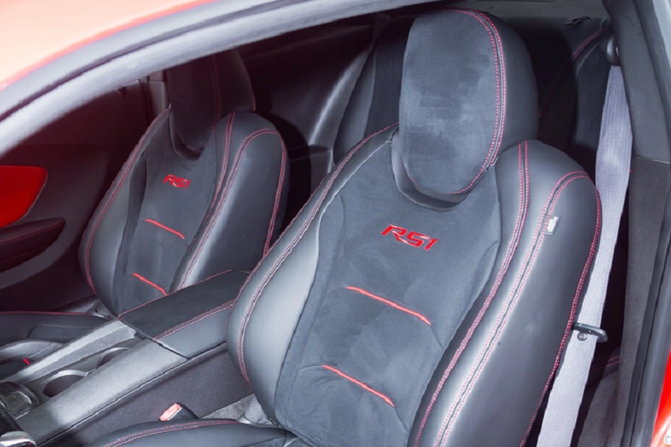 Việc đã sử dụng được 12 năm nên nội thất đã được làm lại với phần ghế ngồi được thay mới hoàn toàn cùng những chi tiết chỉ khâu màu đỏ.