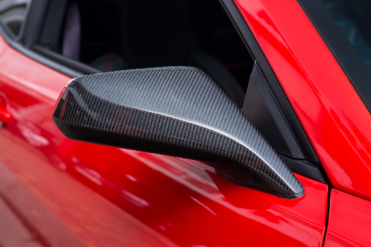 Thân xe sở hữu cụm gương chiếu hậu được làm từ chất liệu sợi carbon. Tên của mẫu xe và logo Autobot của bộ phim Transformers được gắn tại vè bánh xe phía trước. Mâm xe là dạng 5 chấu đơn sơn đen có kích thước 20 inch, ẩn sâu phía trong là cùm phanh sơn đỏ trùng màu ngoại thất.