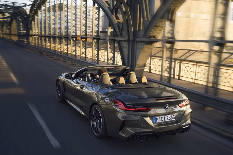 Hơn nữa, các biến thể M850i có gương M được tối ưu hóa về mặt khí động học và tùy chọn logo BMW Motorsport cổ điển lên mui xe, cốp xe và bánh xe để kỷ niệm 50 năm thành lập BMW M. 