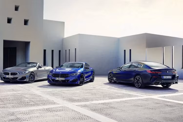 Các thay đổi khác trên mẫu xe sang BMW 8 Series không nhiều, khe hút gió được sửa đổi nhẹ, bảng màu sơn mới và mâm xe thiết kế mới. 