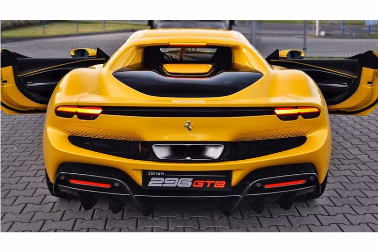 Ferrari 296 được trang bị động cơ V6 2.9L kết hợp mô-tơ điện, cho tổng công suất lên tới 819 mã lực và mô-men xoắn cực đại 740 Nm, mạnh hơn đáng kể so với đối thủ McLaren Artura (671 mã lực).